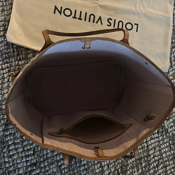 The Neverfull MM tote unites timeless design with heritage details. - Picture 7 of 17